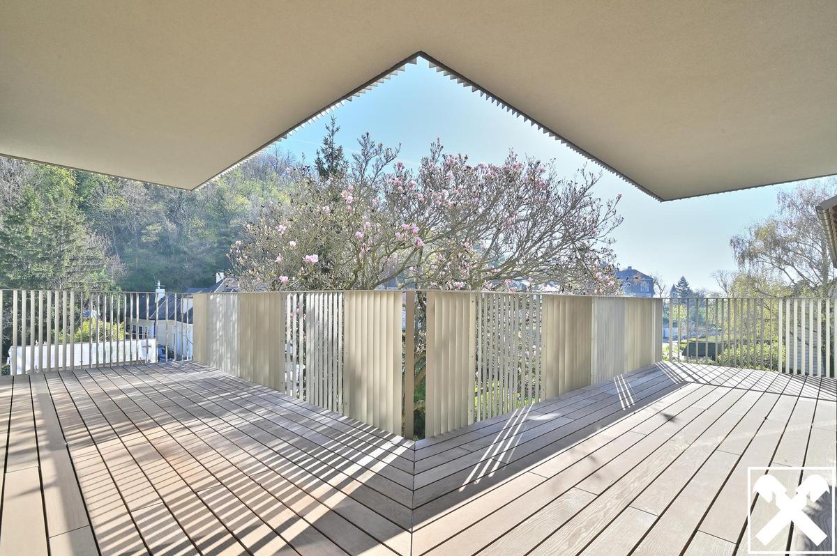 Ausblick von Wohnzimmer von großer Schiebetür auf Balkon