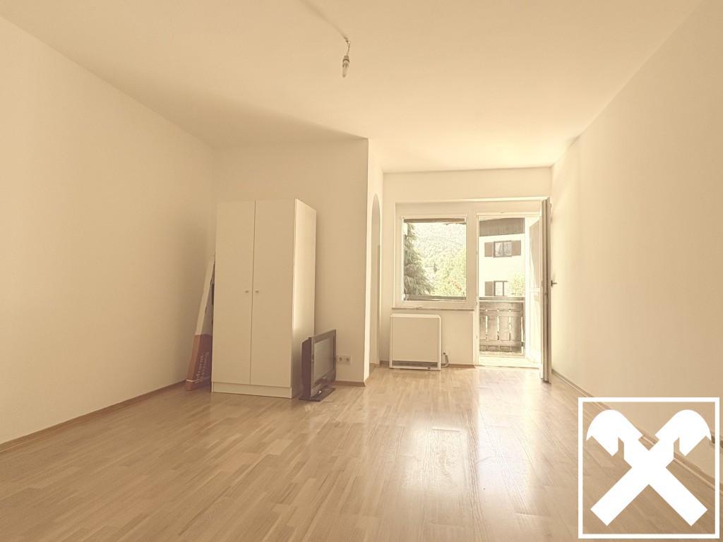 Wohn- Schlafzimmer Richtung Balkon