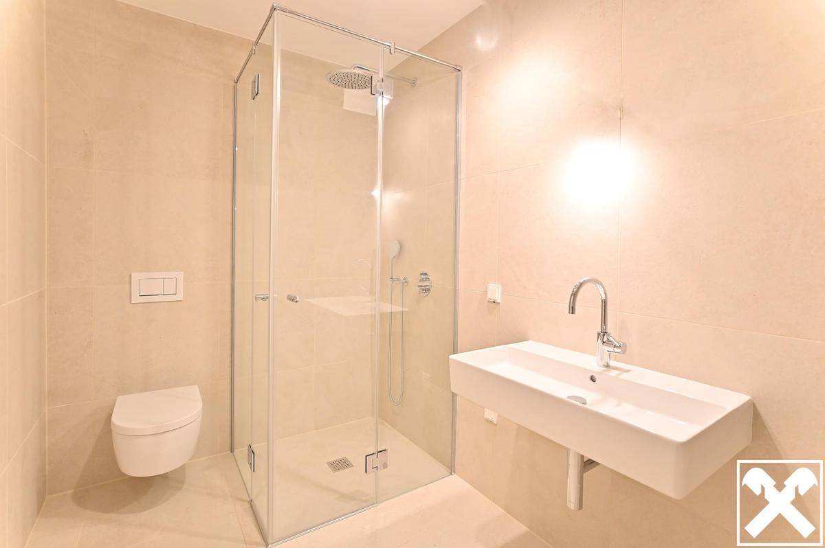 Badezimmer Schlafzimmer 1 mit Wanne, Dusche und Toilette Geg