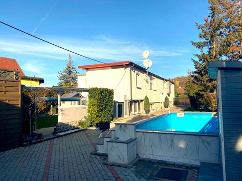 "Ein-/Zweifamilienhaus, neu renoviert, mit 2 Wohnungen (je 120m²) und Pool!"