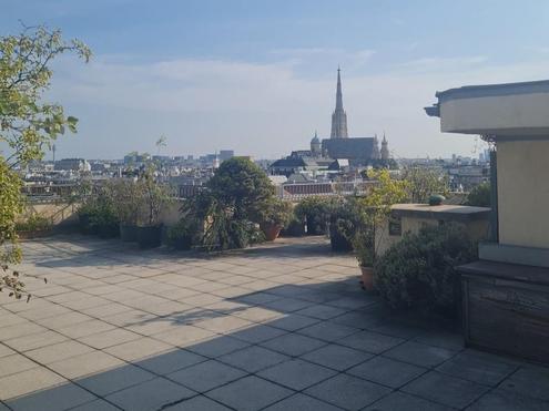 "Im Herzen Wiens - 2 Zimmer Wohnung, Loggia und Gemeinschaftsterasse mitten am Schwedenplatz"