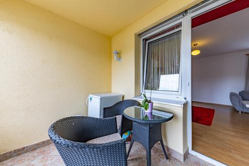 RESERVIERT! EINMALIGES PREIS-LEISTUNGSVERHÄLTNIS: LICHTDURCHFLUTETE 3-ZIMMER WOHNUNG MIT  LOGGIA UND ÜBERDACHTEM KFZ-STELLPLATZ