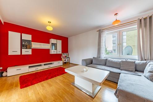 STOCKERAU:  3-ZIMMER WOHNUNG MIT BALKON UND ÜBERDACHTEM KFZ-STELLPLATZ