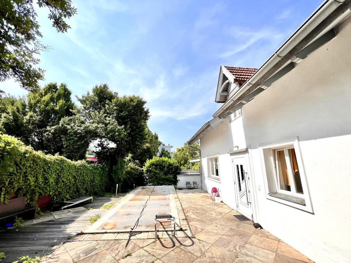 Hausansicht - Pool & Terrasse