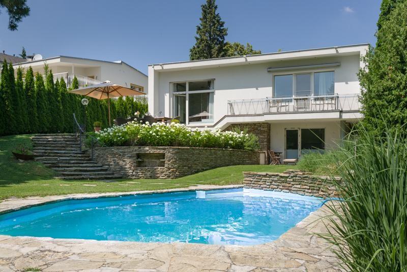 Hausansicht & Pool