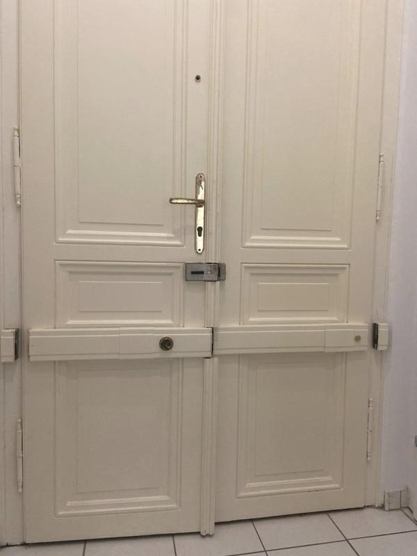 Wohnungstre mit Sicherheitsschlo