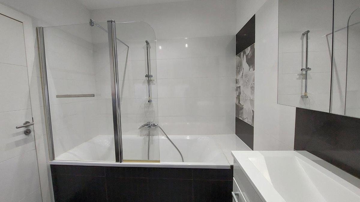 4 Badezimmer mit Wanne EG