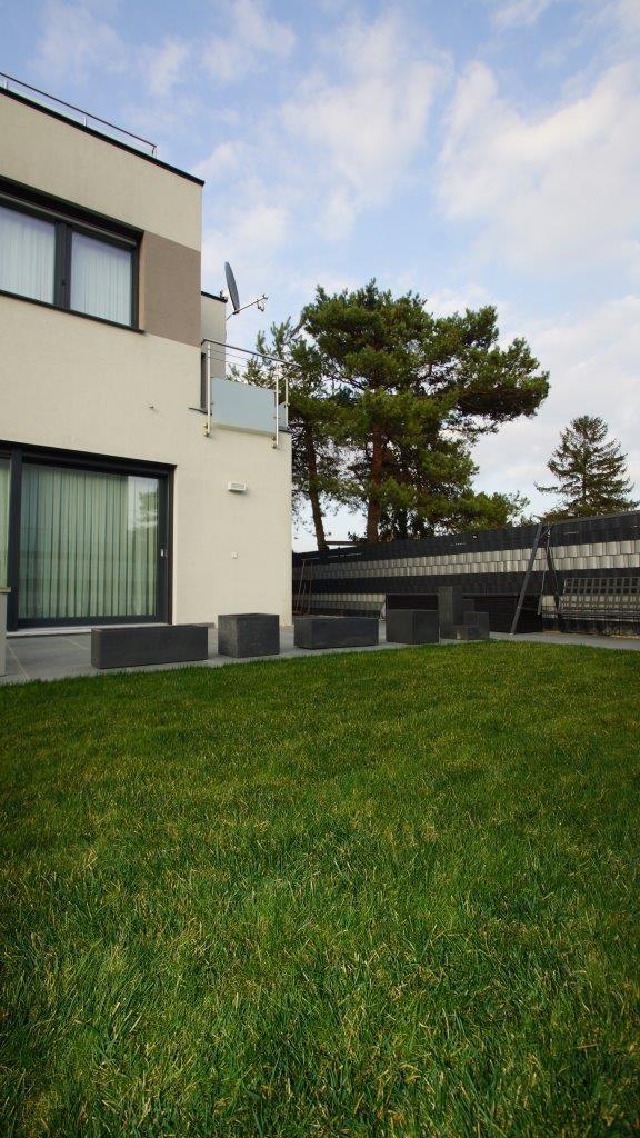 26 Hausansicht mit Garten