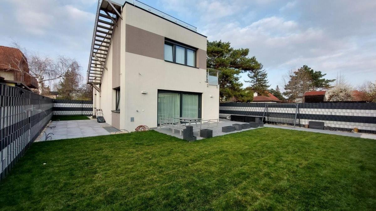 27 Hausansicht vom Garten mit Dachtreppe