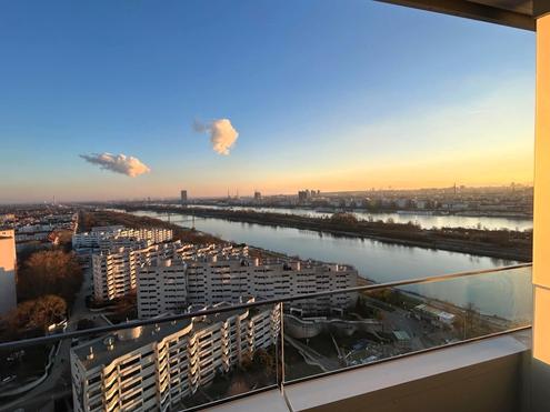 "DANUBE FLATS" - STUDIO APARTMENT with BALCONY & DISTANT VIEWS / 1-ZIMMER APARTMENT mit BALKON & FERNBLICK