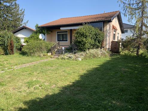 "Gemütliches Haus mit Garten und Garage"