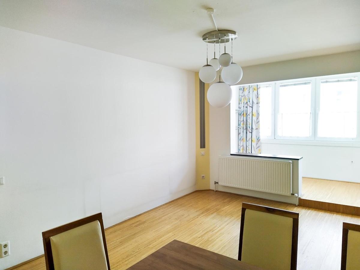 Wohnzimmer mit Blick auf die Loggia