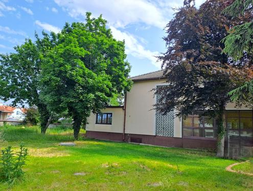 GROSSER EBENER GARTEN MIT TEILSANIERTEM MEHRFAMILIENHAUS