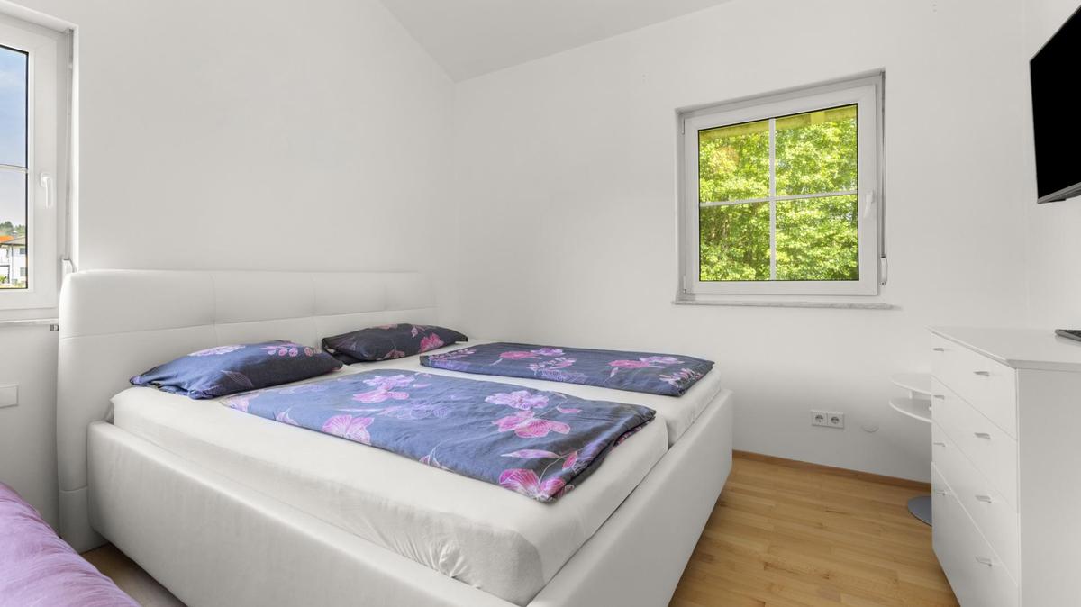 2. Schlafzimmer von 7 mit Garderobe