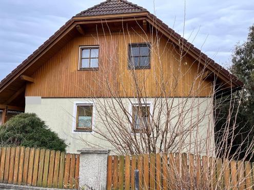 "Bezugsbereites Haus mit Garage und Pool"