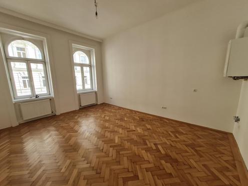 "2-Zimmer, neu renoviert"