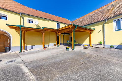 WOHNEN UND ARBEITEN UNTER EINEM DACH mit G�stehaus,  Hallen und uneinsehbarem Innenhof in Obernalb!