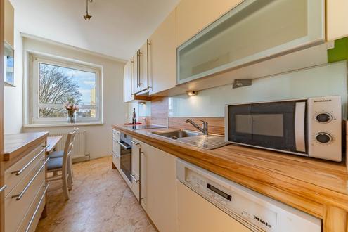 HELLE 2,5 ZIMMER WOHNUNG IM DRITTEN LIFTSTOCK MIT BALKON IN BISAMBERG!