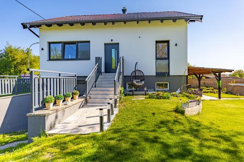 TRAUMHAUS MIT POOL, GARTEN, TERRASSE & GARAGE IN RUHIGER LAGE IM WEINVIERTEL!