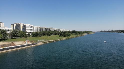 "Prime Location Near UNO-City: renovated apartment by Alte Donau"