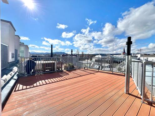 360 TOUR // DACHGESCHOSSWOHNUNG MIT TERRASSE