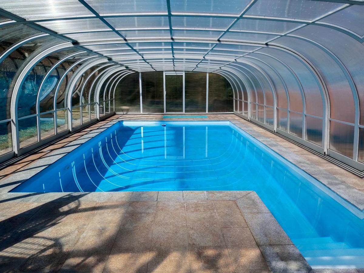 berdachter Pool innen