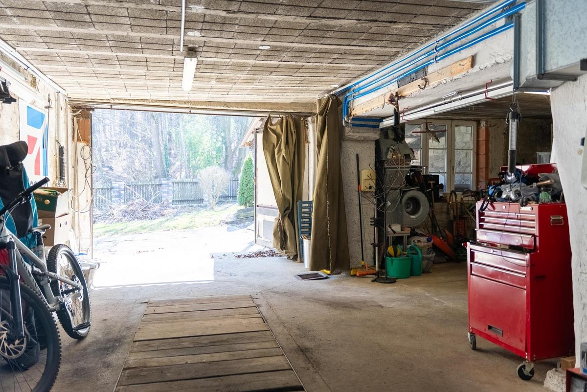 44 Garage