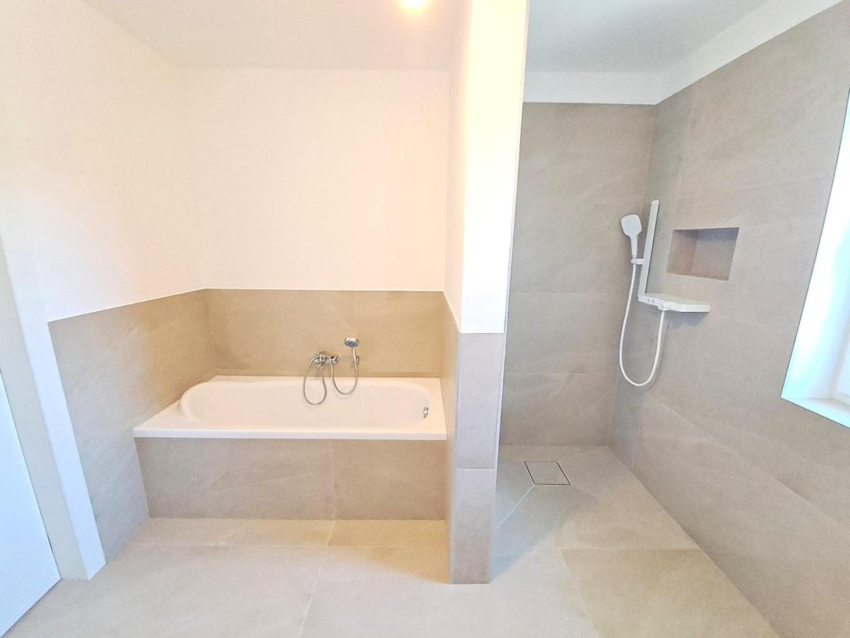 Bad mit Badewanne, Dusche OG