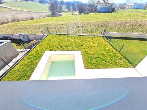 ERSTBEZUG! Exklusive Haushlfte mit Klima, Garage, Garten u. Pool