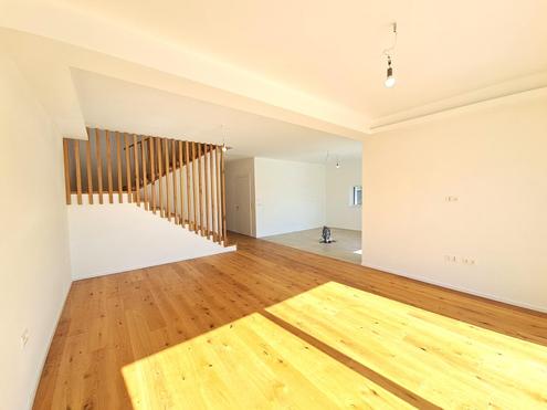 ERSTBEZUG! Exklusive Haushälfte mit Klima, Garage, Garten u. Pool