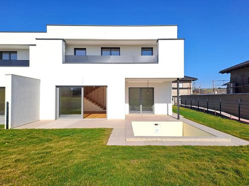 ERSTBEZUG! Exklusive Haushlfte mit Klima, Garage, Garten u. Pool