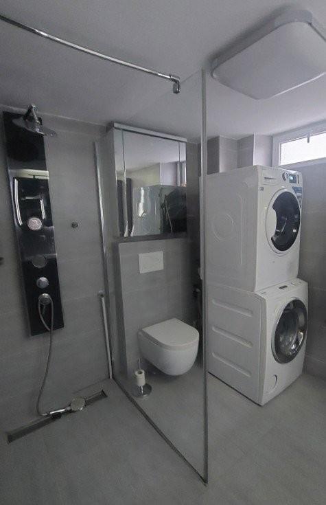 8 Badezimmer mit Dusche und Waschmaschine