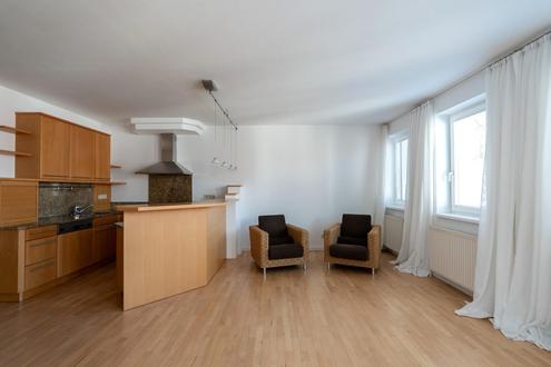 "4th DISTRICT: BRIGHT APARTMENT IN PRESTIGIOUS BUILDING