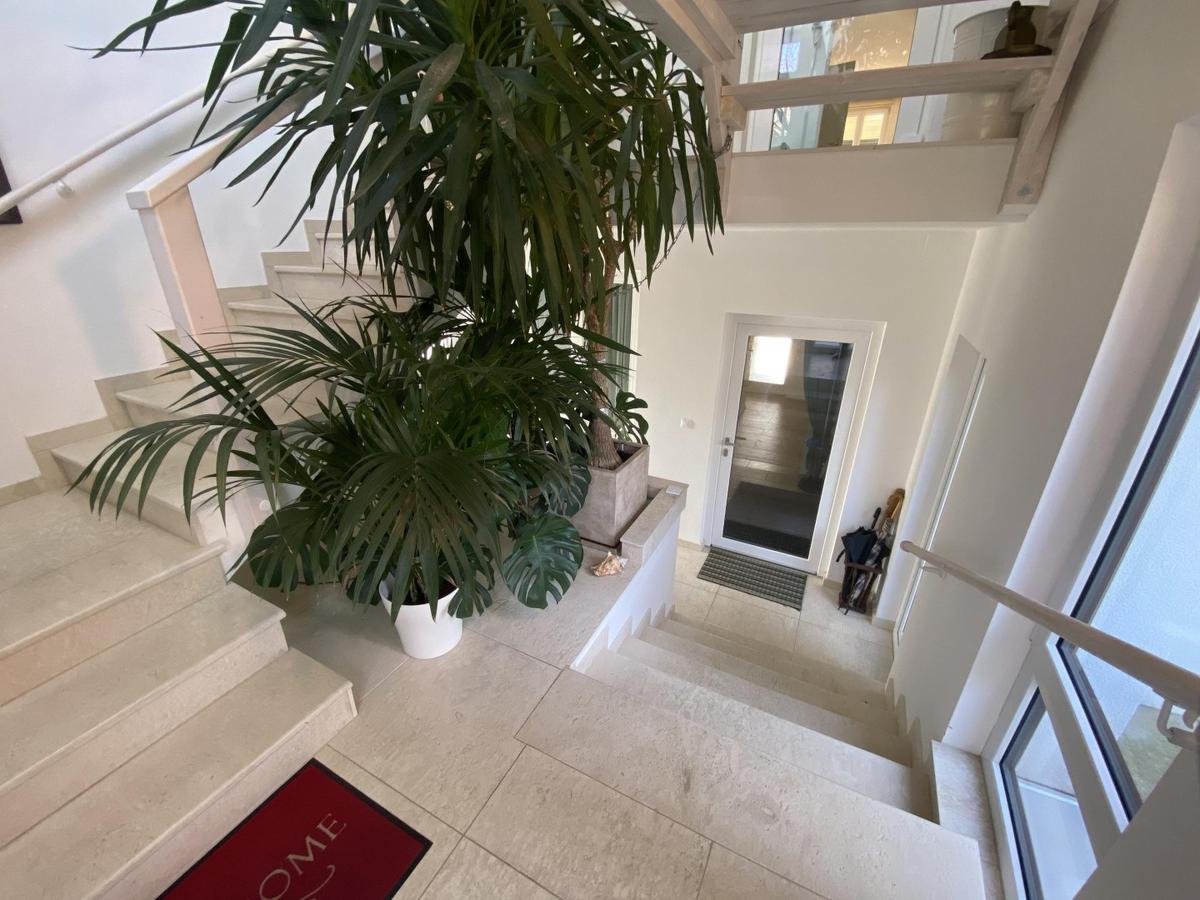 32 Foyer mit Abgang zur Wohnung