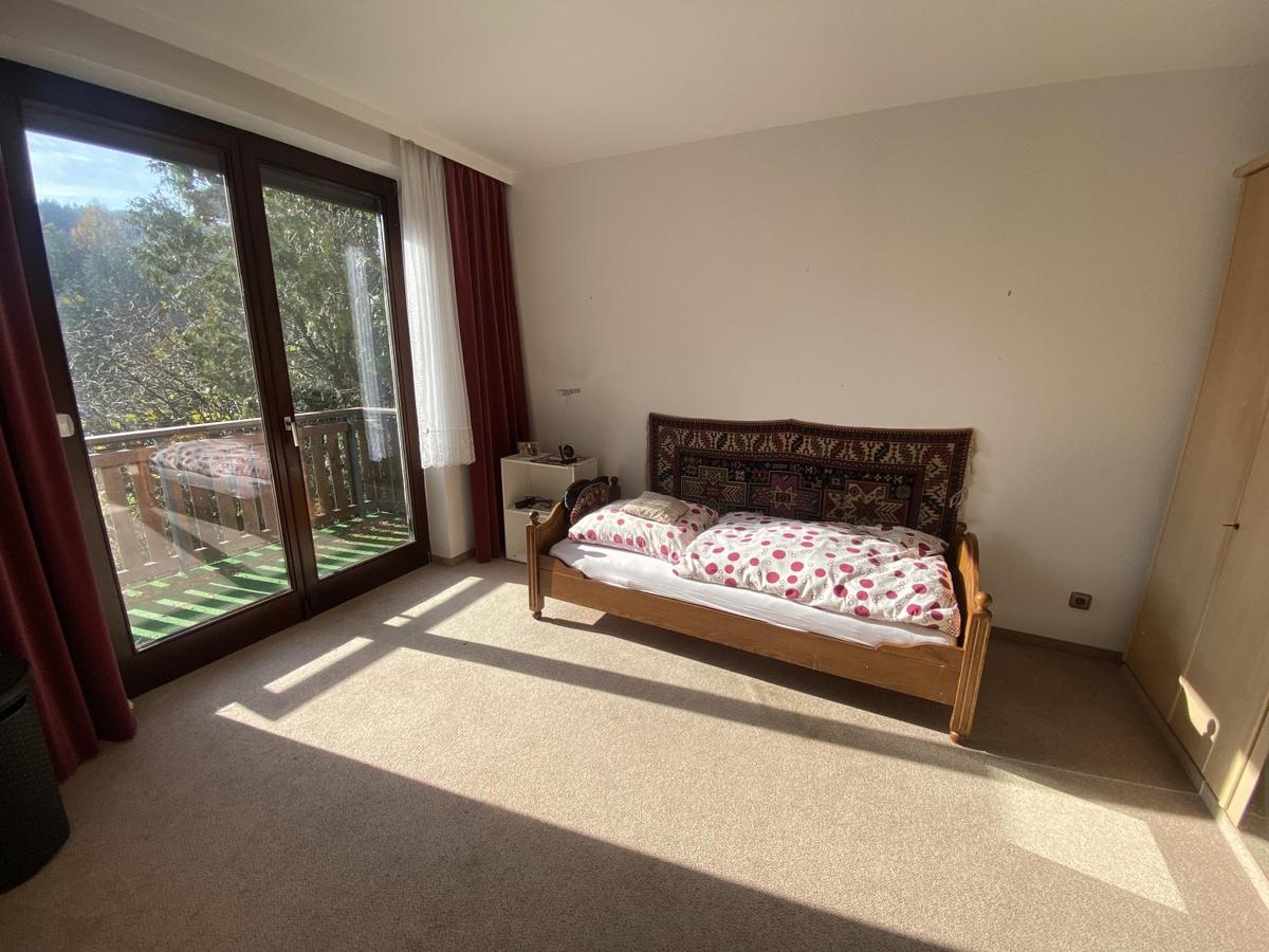 12 Schlafzimmer mit Balkon MG