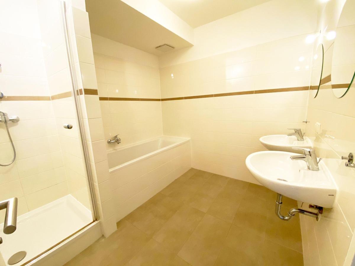Badezimmer mit Badewanne UND Dusche