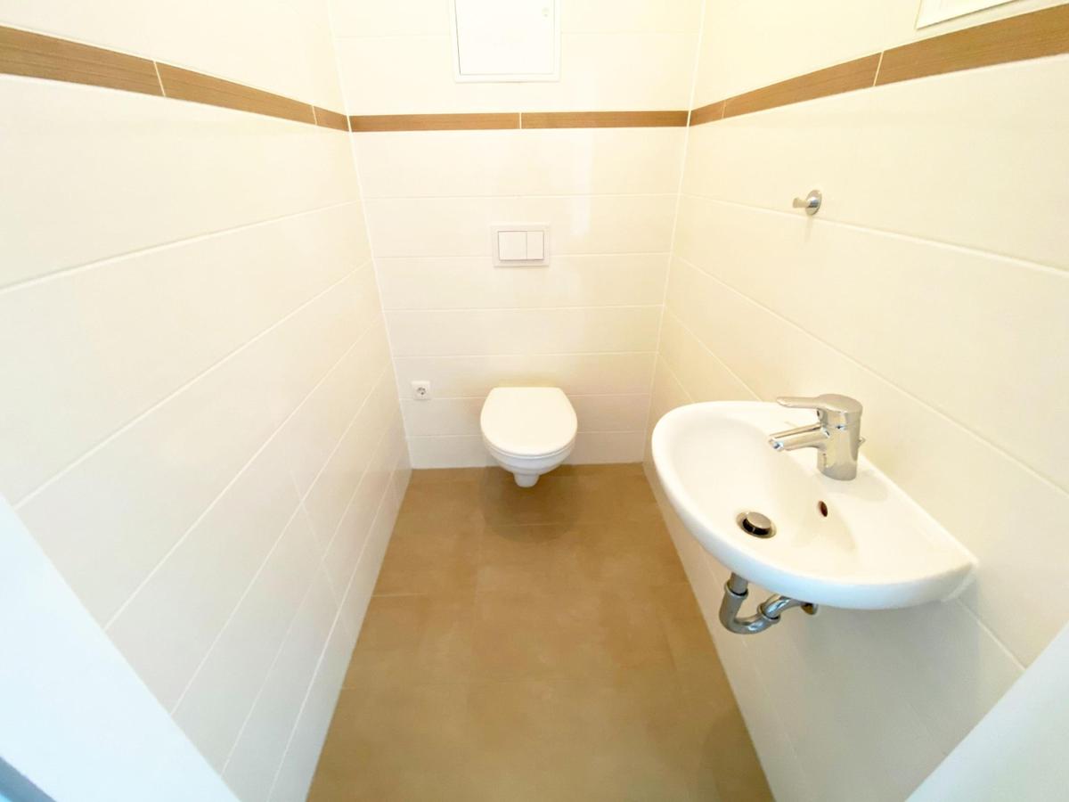 WC mit Waschbecken