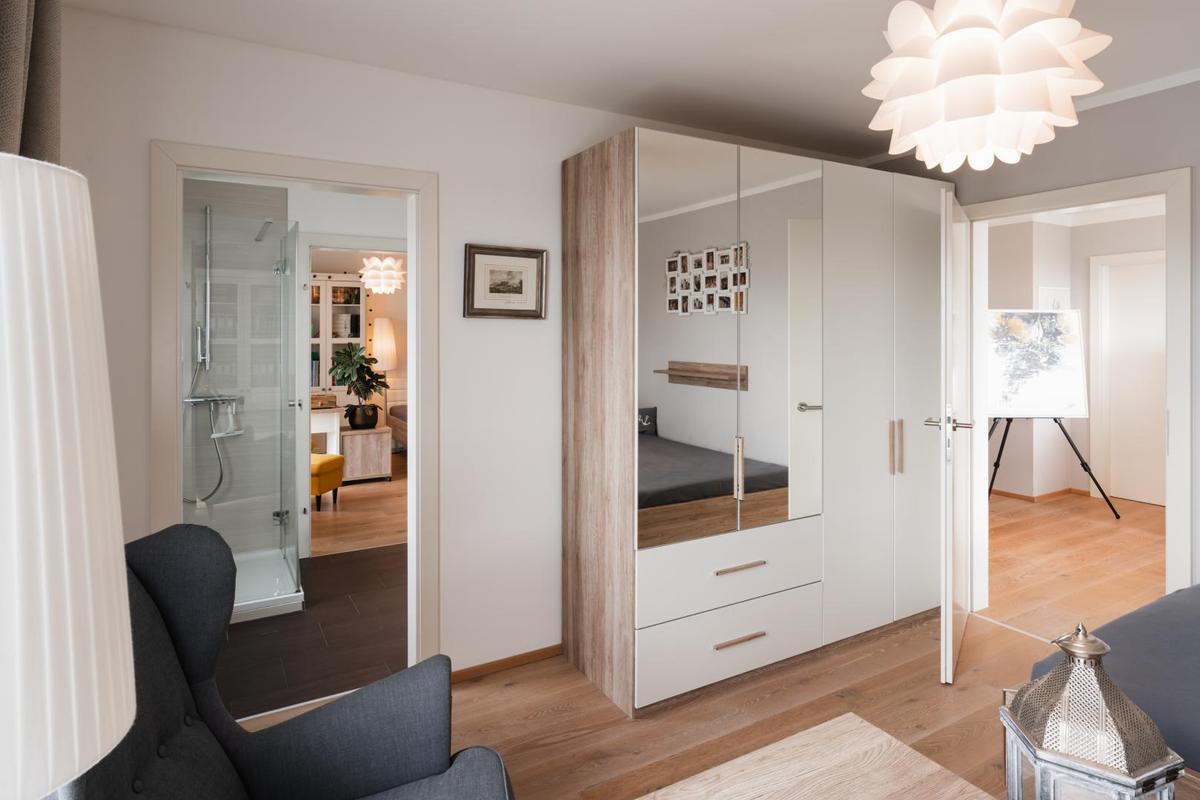 12 Schlafzimmer 2 I Bad I Galerie OG