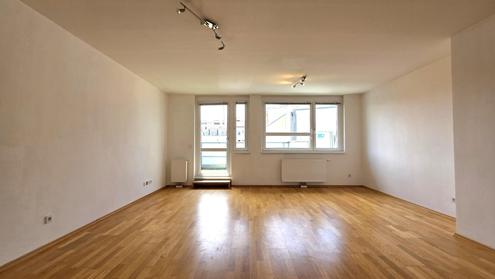 Grozgige DG-Wohnung mit groem, sonnigen Innenhof-Balkon