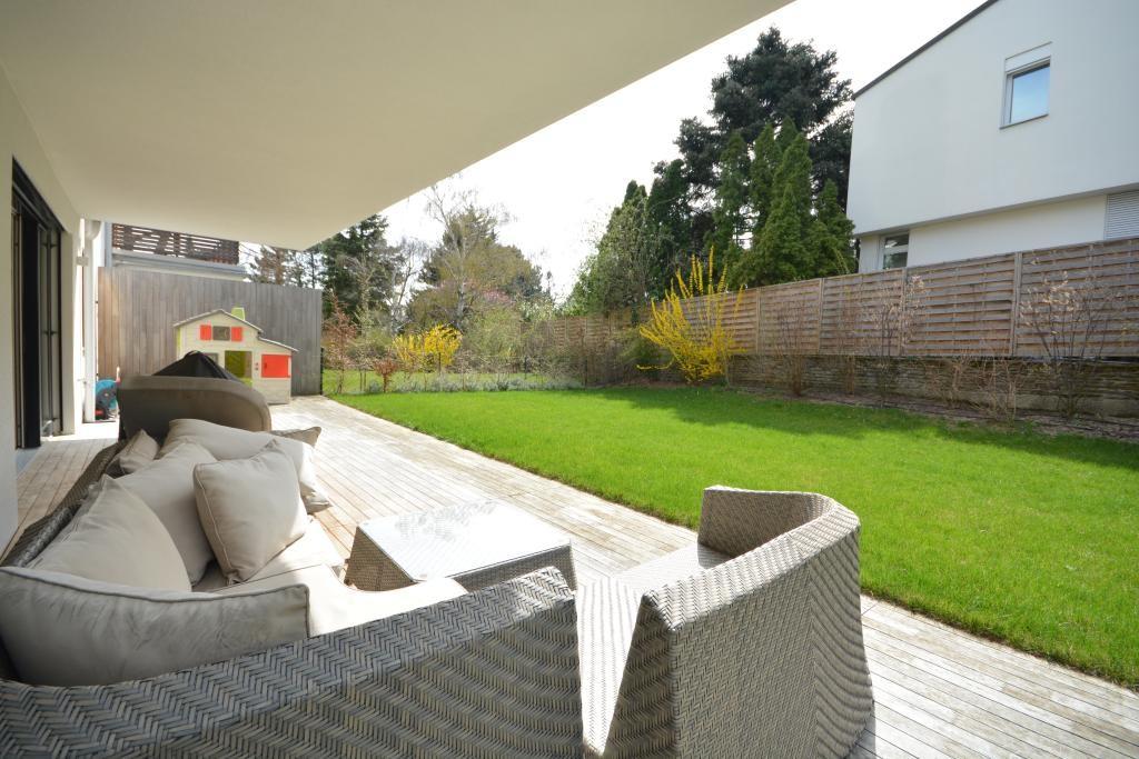 sdseitige Gartenterrasse mbliert vom Vormieter