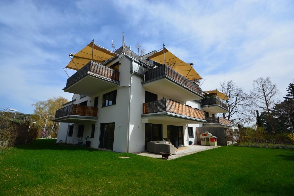 sdseitige Gartenterrasse