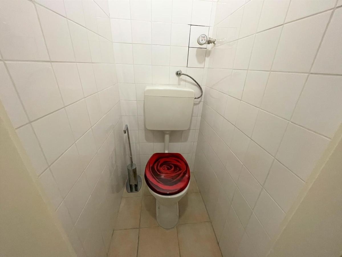 separates WC