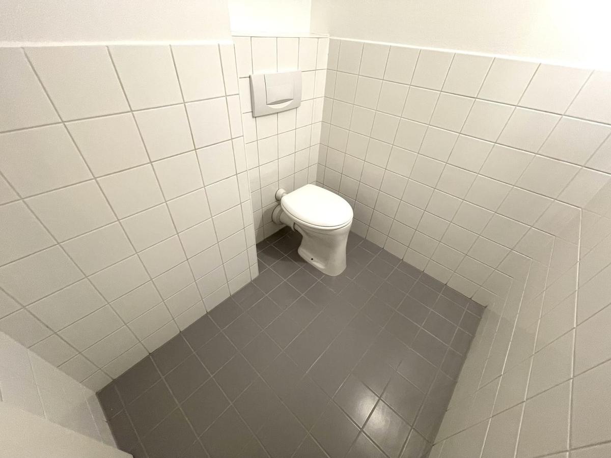 WC mit Abstellnische