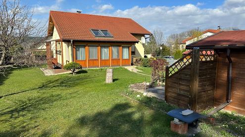 "Charmantes Einfamilienhaus mit Wintergarten und großem Garten in Urschendorf!"