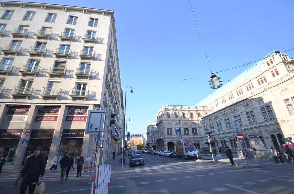 Lage vis-a-vis Staatsoper
