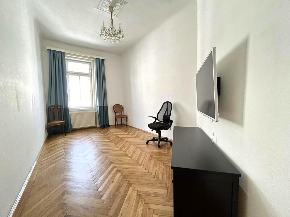Arbeits-/ Schlafzimmer 1