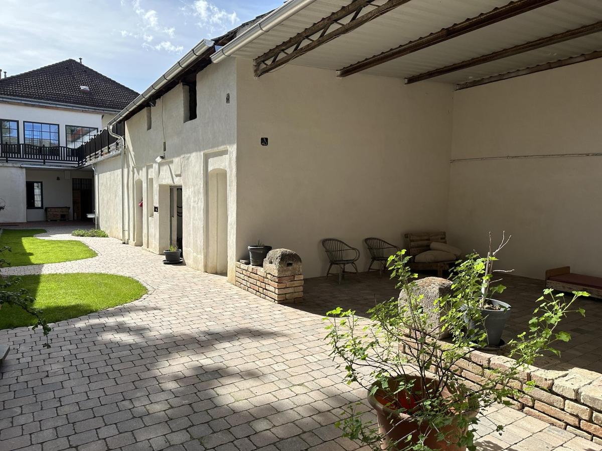 Innenhof mit berdachter Terrasse