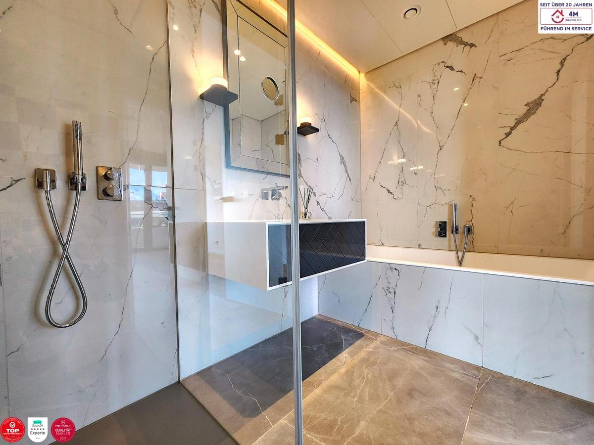 Badezimmer mit Dusche und Badewanne