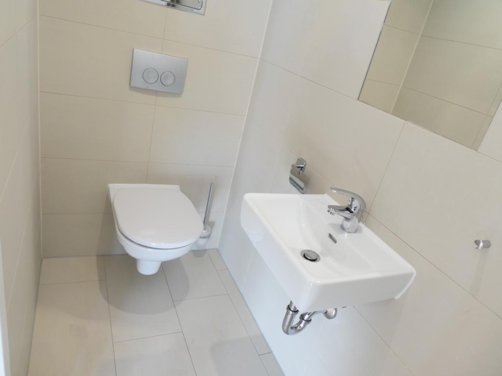 WC mit Waschbecken