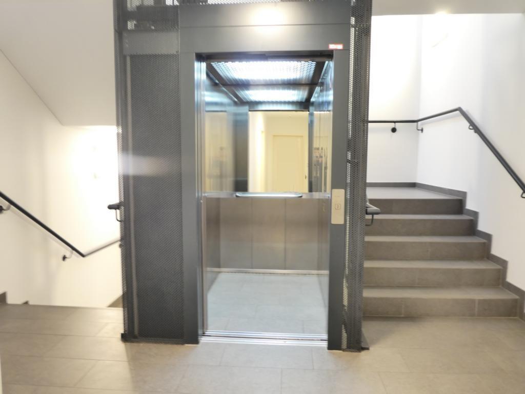 Stiegenhaus, groer Lift